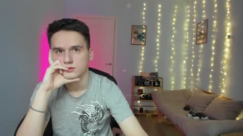 Snapshot of scooby_r chatting on 01-10-25, 09:34 Thomas brunette and Alex blond online show from 01-10-25, 09:34