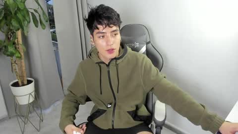 Snapshot of sebas_rosse chatting on 04-21-26, 10:56 sebastian online show from 04-21-26, 10:56