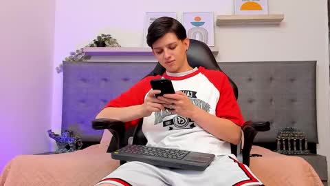 Snapshot of sebastamayo_ chatting on 03-17-26, 06:28 SEBAS online show from 03-17-26, 06:28