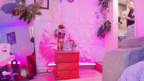     .  INDEPENDENT MODEL online show from 02-20-26, 12:49