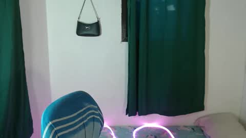 Snapshot of seductive_chailyn chatting on 11-06-25, 06:25 just call me baby online show from 11-06-25, 06:25