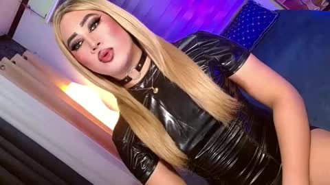 Snapshot of seductive_scarllete chatting on 03-11-26, 04:02 SCARLETTE online show from 03-11-26, 04:02