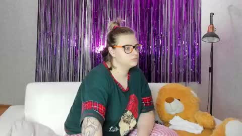 Snapshot of seductive_she_wolf chatting on 02-15-25, 09:15 seductive_she_wolf online show from 02-15-25, 09:15
