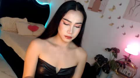 Snapshot of seductive_vana chatting on 06-15-26, 06:10 Vanessa online show from 06-15-26, 06:10