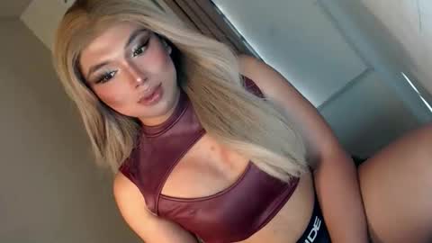 Snapshot of seductivedeluxe69 chatting on 05-03-26, 07:36 Deluxe online show from 05-03-26, 07:36