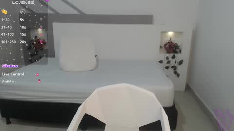 Snapshot of selenafox6 chatting on 02-17-25, 12:05 selenafox6 online show from 02-17-25, 12:05