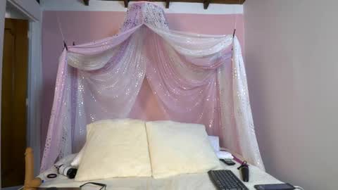 Snapshot of selene_moretti chatting on 05-15-26, 12:01 selene online show from 05-15-26, 12:01