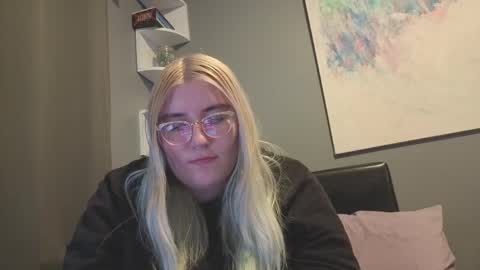 Snapshot of selenebaby chatting on 03-19-26, 10:25 Selene online show from 03-19-26, 10:25