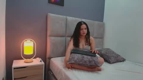 Snapshot of selenevalois chatting on 06-15-26, 01:35 selenevalois online show from 06-15-26, 01:35