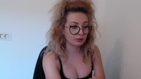 Snapshot of selenna_emma843468 chatting on 10-30-25, 11:44 Selenna online show from 10-30-25, 11:44