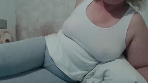 Snapshot of seniorita333 chatting on 04-05-26, 04:42 Lenna online show from 04-05-26, 04:42