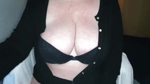 Snapshot of sensual_cris chatting on 02-04-25, 03:57 CRIS online show from 02-04-25, 03:57