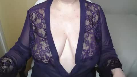 Snapshot of sensual_cris chatting on 10-24-25, 02:02 CRIS online show from 10-24-25, 02:02