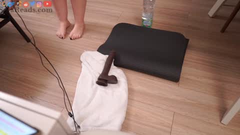 Snapshot of serareads chatting on 10-11-25, 03:43 SeraReads online show from 10-11-25, 03:43