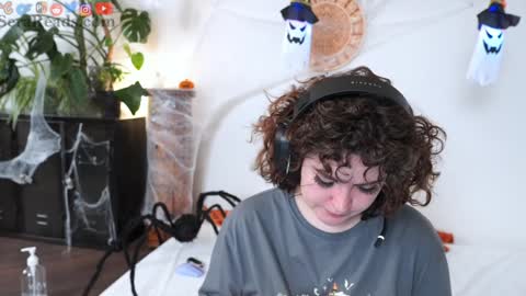 Snapshot of serareads chatting on 10-24-25, 03:08 SeraReads online show from 10-24-25, 03:08