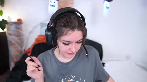 Snapshot of serareads chatting on 10-28-25, 02:09 SeraReads online show from 10-28-25, 02:09