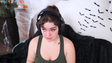 Snapshot of serareads chatting on 10-29-25, 03:03 SeraReads online show from 10-29-25, 03:03