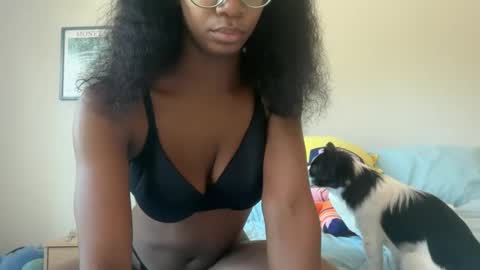 Snapshot of serenitybee chatting on 09-28-25, 04:56 Serenity Bee online show from 09-28-25, 04:56