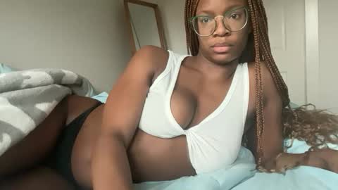 Serenity Bee   online show from 11-19-25, 04:40