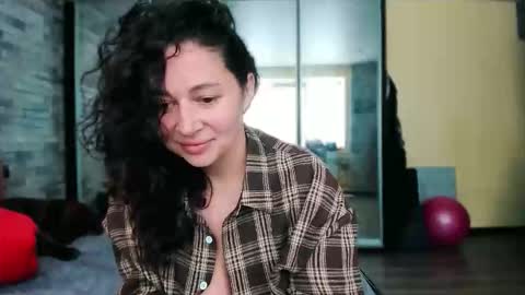 Snapshot of serpenttempter88 chatting on 05-16-26, 04:53 VIOLA online show from 05-16-26, 04:53