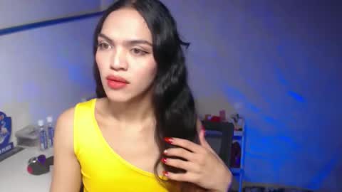 Snapshot of servicedoll18 chatting on 11-02-25, 05:04 Bella online show from 11-02-25, 05:04