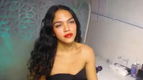 Snapshot of servicedoll18 chatting on 11-06-25, 09:48 Bella online show from 11-06-25, 09:48