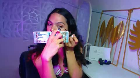 Snapshot of servicedoll18 chatting on 11-30-25, 09:13 Bella online show from 11-30-25, 09:13