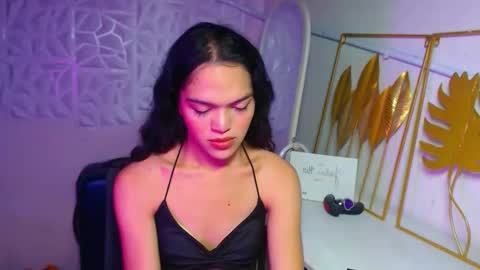 Snapshot of servicedoll18 chatting on 12-02-25, 03:18 Bella online show from 12-02-25, 03:18