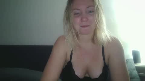 Snapshot of sexiirose22 chatting on 02-06-25, 03:37 Rose online show from 02-06-25, 03:37