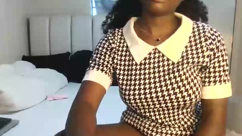 Snapshot of sexxy_melanin chatting on 04-04-26, 03:31 melanin online show from 04-04-26, 03:31