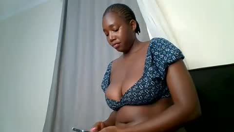 Snapshot of sexxy_thick_ebony chatting on 07-06-26, 01:35 Sweet doll online show from 07-06-26, 01:35