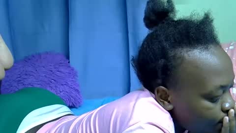 Snapshot of sexxybuttie chatting on 03-10-26, 06:35 African Queen online show from 03-10-26, 06:35