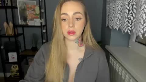 C o r a l i e online show from 12-19-24, 03:08