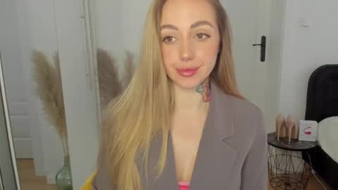 C o r a l i e online show from 02-02-25, 02:34