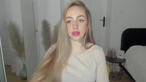 C o r a l i e online show from 02-19-25, 04:33
