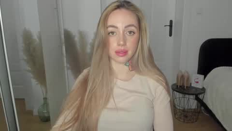 C o r a l i e online show from 02-19-25, 10:42