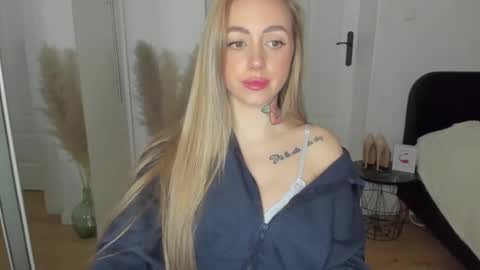 C o r a l i e online show from 02-25-25, 06:09