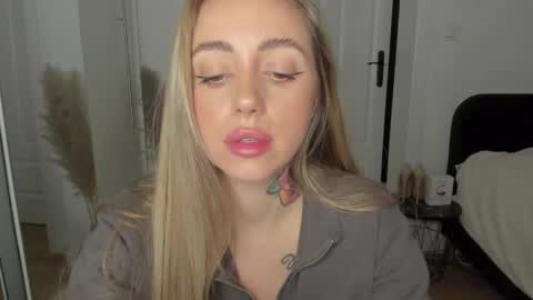 C o r a l i e online show from 02-26-25, 08:33