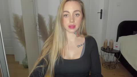 C o r a l i e online show from 03-10-25, 06:23