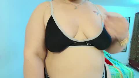 Snapshot of sexy_curvi chatting on 02-10-25, 11:02 karla instagram online show from 02-10-25, 11:02