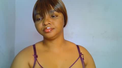 Snapshot of sexy_ebonygirl_ chatting on 10-12-25, 07:46 Clara online show from 10-12-25, 07:46