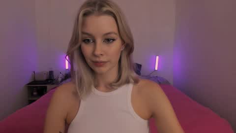 Snapshot of sexy_misses19 chatting on 12-04-24, 04:38 Ellie Mia online show from 12-04-24, 04:38