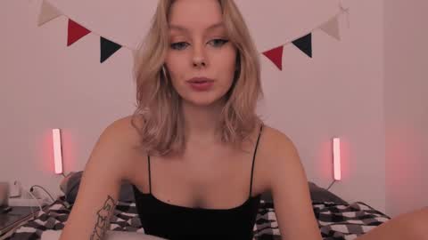 Snapshot of sexy_misses19 chatting on 01-13-25, 07:53 Ellie Mia online show from 01-13-25, 07:53