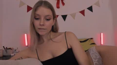Snapshot of sexy_misses19 chatting on 02-13-25, 05:22 Ellie Mia online show from 02-13-25, 05:22