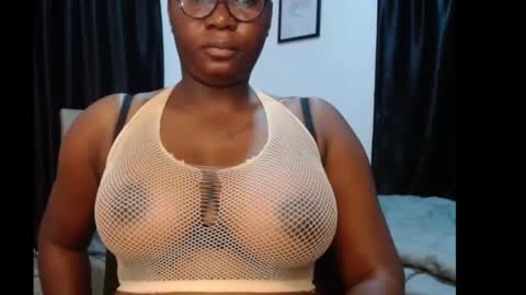 Snapshot of sexy_pearl12 chatting on 06-15-26, 02:14 zoe online show from 06-15-26, 02:14