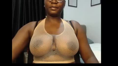 Snapshot of sexy_pearl12 chatting on 07-13-26, 07:00 zoe online show from 07-13-26, 07:00