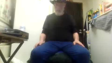 Snapshot of sexy_white_daddy chatting on 04-20-26, 07:11 Daddy online show from 04-20-26, 07:11