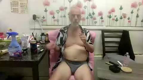 Snapshot of sexy_white_daddy chatting on 04-25-26, 08:28 Daddy online show from 04-25-26, 08:28