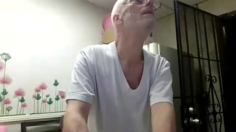 Snapshot of sexy_white_daddy chatting on 04-26-26, 10:18 Daddy online show from 04-26-26, 10:18