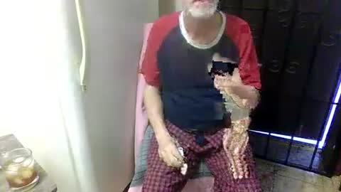 Snapshot of sexy_white_daddy chatting on 05-03-26, 05:35 Daddy online show from 05-03-26, 05:35